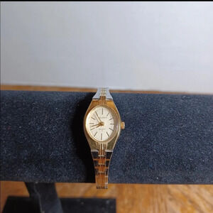Vintage Helbros Quartz Womens Oval gold tone Watch working fresh battery watch